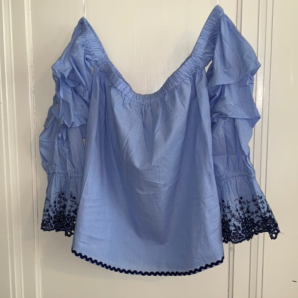 ‎NWT Romeo/Juliet blue/white off shoulder blouse